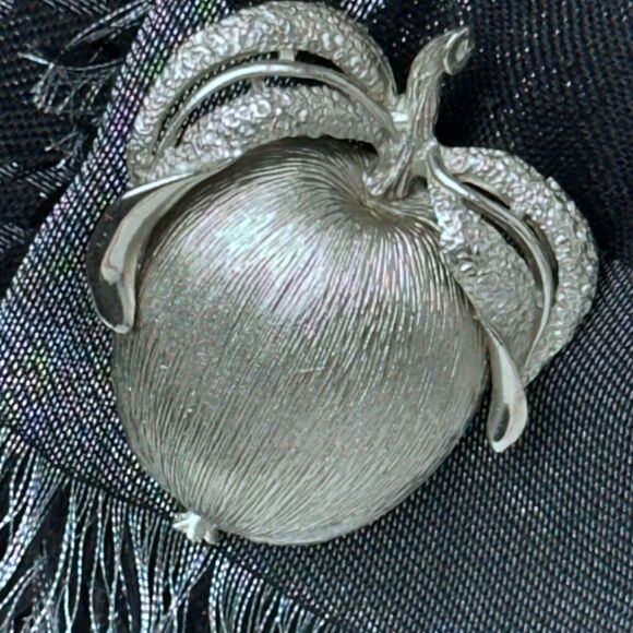 Sarah Coventry Vintage Silver Tone Apple Delight Brooch Pin Fashion Accessory I - Picture 4 of 16